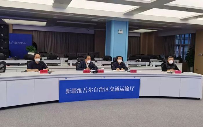 新疆多处高速路段积雪结冰 管护部门及时清雪保畅通