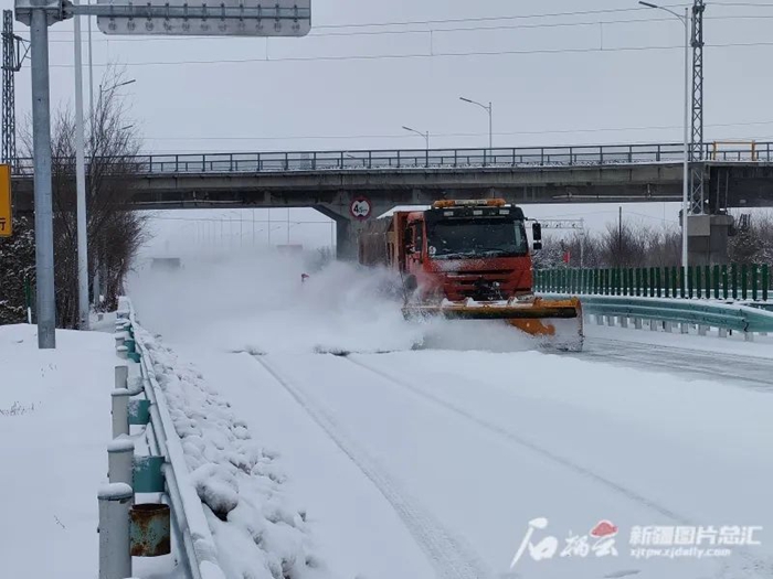新疆公路部门及时清除路面积雪