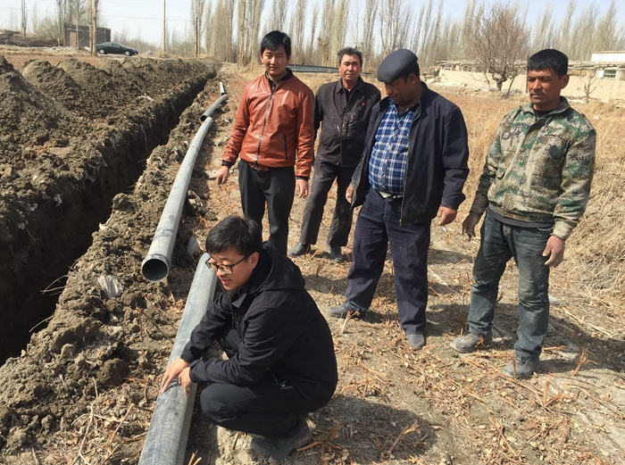 库尔勒公路管理局轮台分局驻阳霞镇乌尊布拉克村工作队大兴水利灌溉