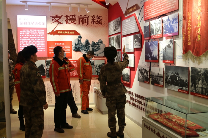 参观部队团史馆重温峥嵘岁月