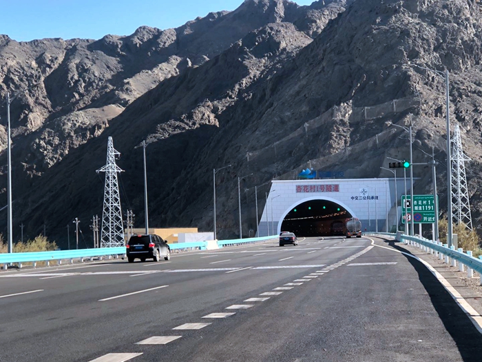 小乌项目起点位于小草湖互通立交桥,终点接乌鲁木齐绕城高速东线乌拉