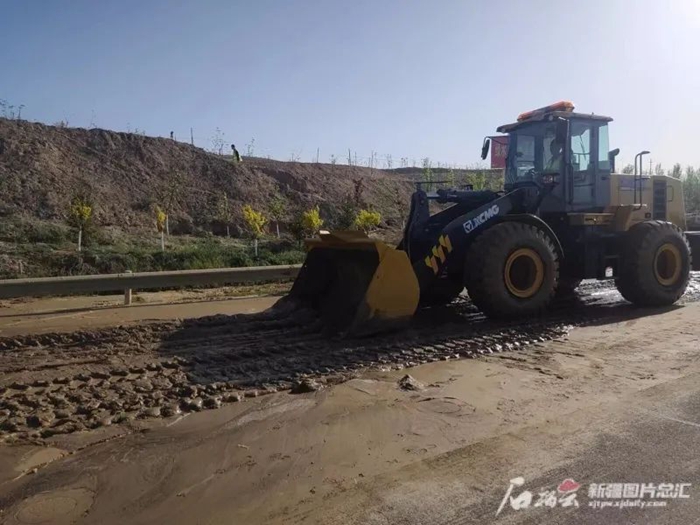 清伊高速突发泥石流新疆新路公司连夜抢通道路