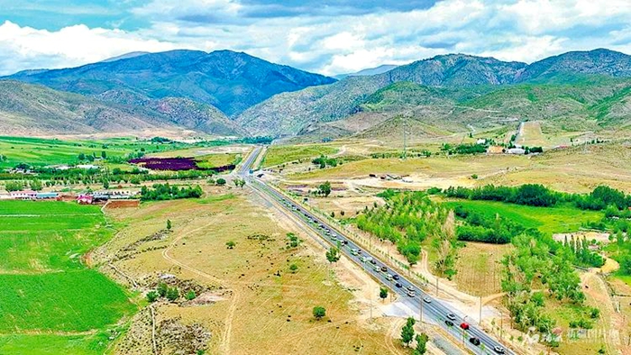 G681 阿禾公路穿过阿勒泰山地和河谷