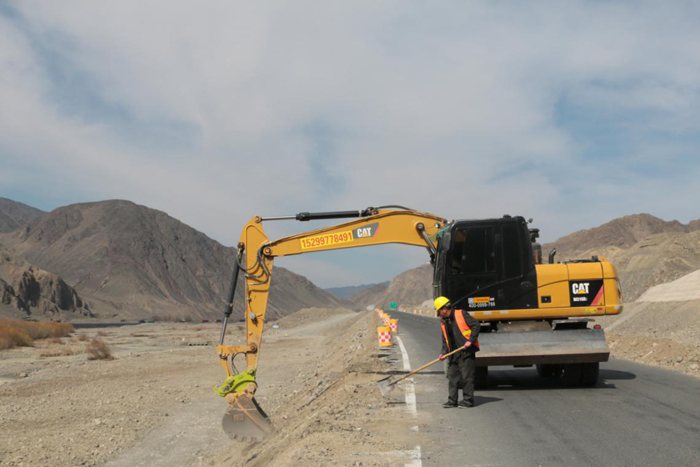 aG30小草湖至乌鲁木齐段高速公路工程改扩建项目第一合同段国道边坡修整.jpg