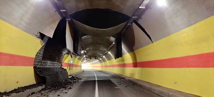 特克斯隧道防火层脱落公路管理分局积极抢修